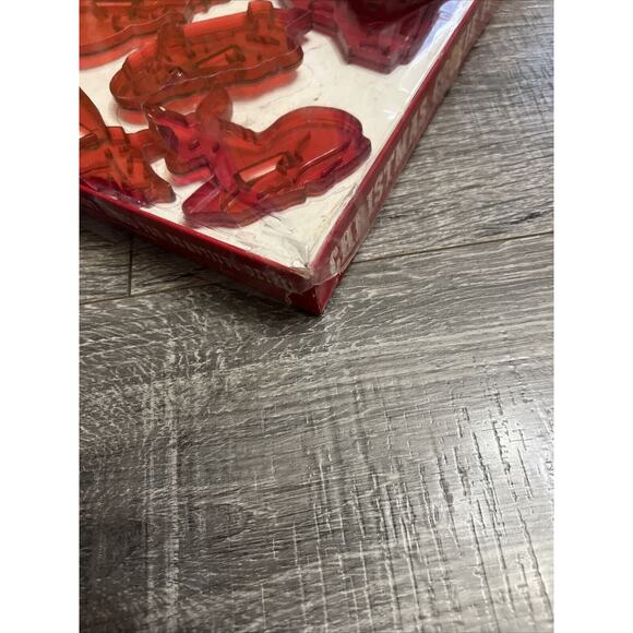 NIB Vintage Red Plastic Christmas Cookie Cutters Set of 12 Includes Manger Scene - Picture 8 of 13